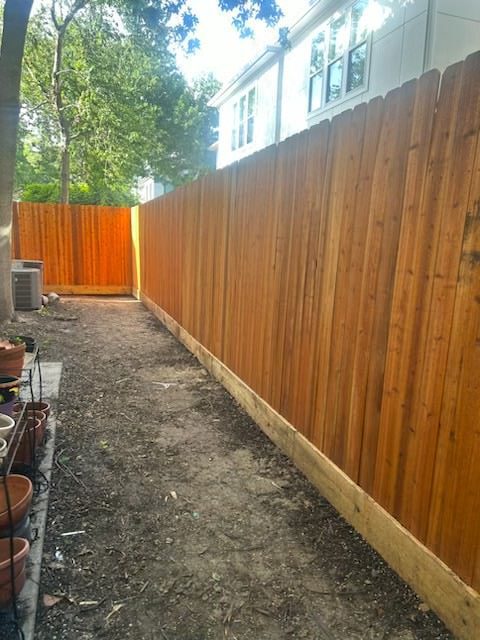 Fran_Apstein's_Cedar_Fence_Project_in_Crosby,_Texas.jpg - Mustang Fencing and Gates A photo showing Fran Apsteins' Cedar Fence Project in Crosby, Texas, showcasing expert craftsmanship and high-quality materials.