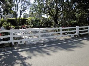 3-rail-fence-installation-houston-white-vinyl-fence-residential-fence-company - Mustang Fencing and Gates