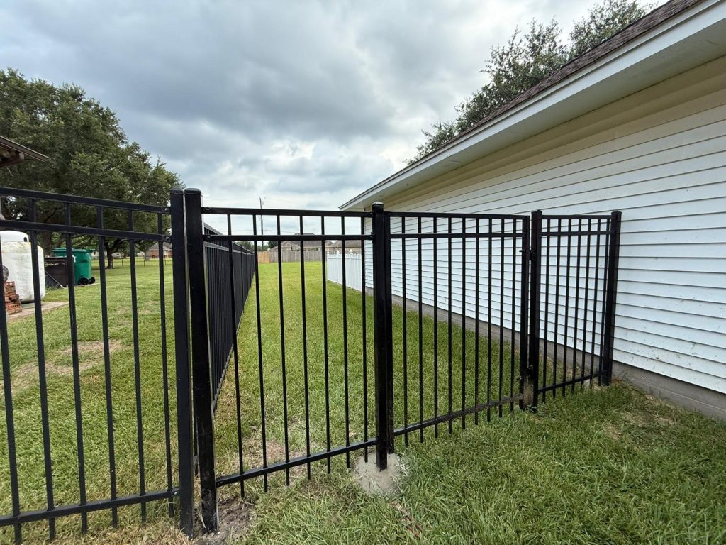 aluminum-fence-installation-houston-residential-fence-company - Mustang Fencing and Gates
