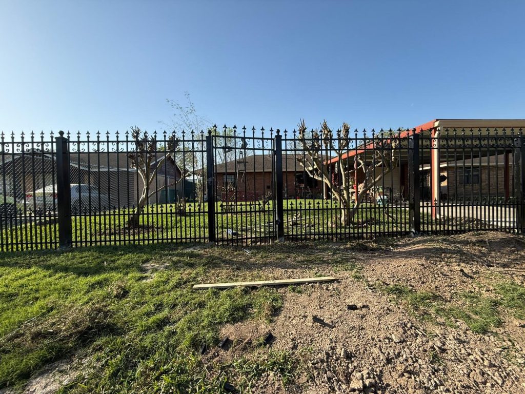 houston-residential-aluminum-fence-installation-commercial-fence-contractors-near-me - Mustang Fencing and Gates
