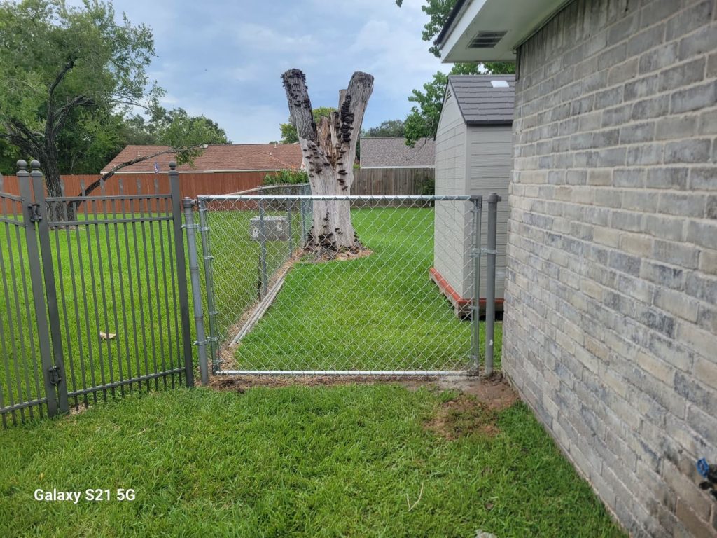 houston-residential-chainlink-fence-installation-backyard-security - Mustang Fencing and Gates