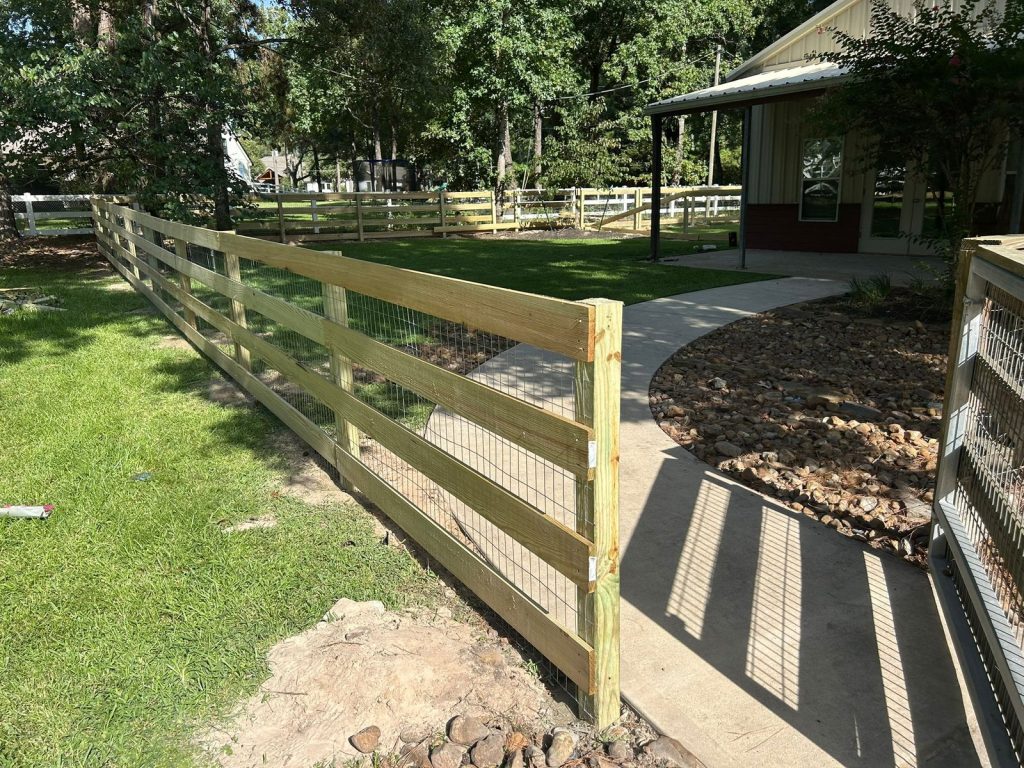 houston-wood-fence-installation-3-rail-residential-fence-contractors - Mustang Fencing and Gates