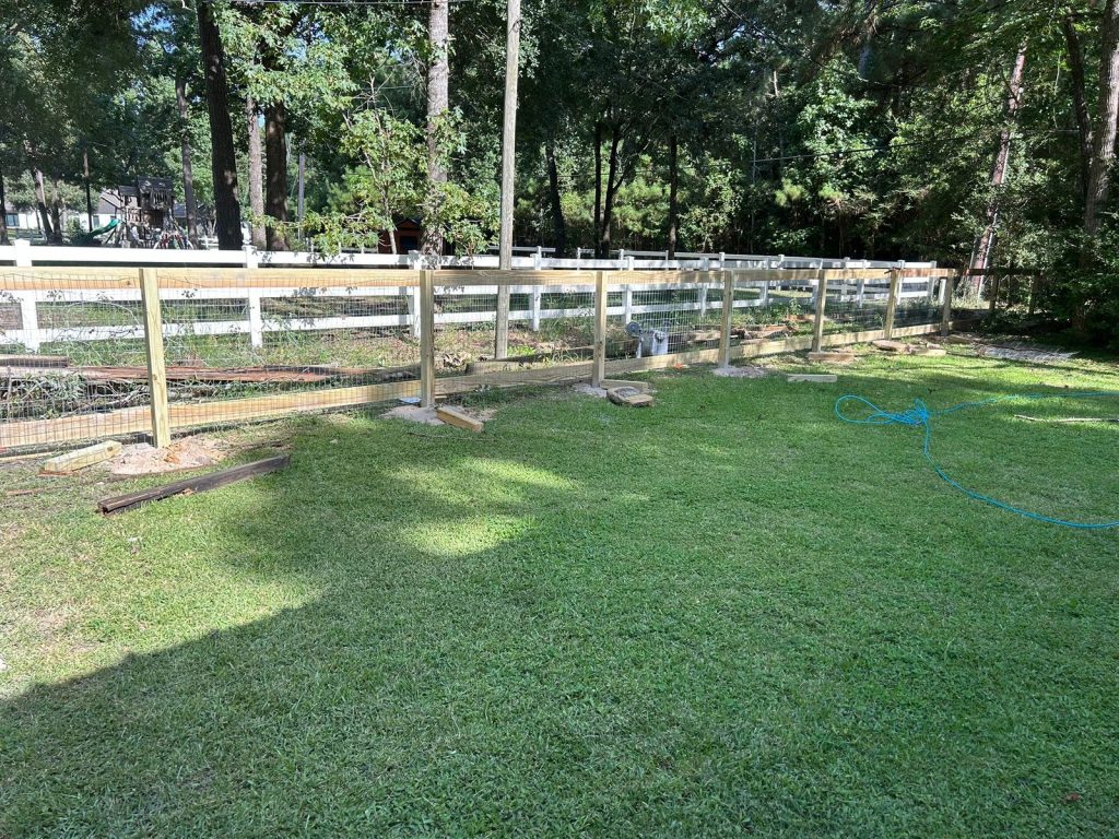 houston-wood-fence-installation-residential-fence-contractors - Mustang Fencing and Gates
