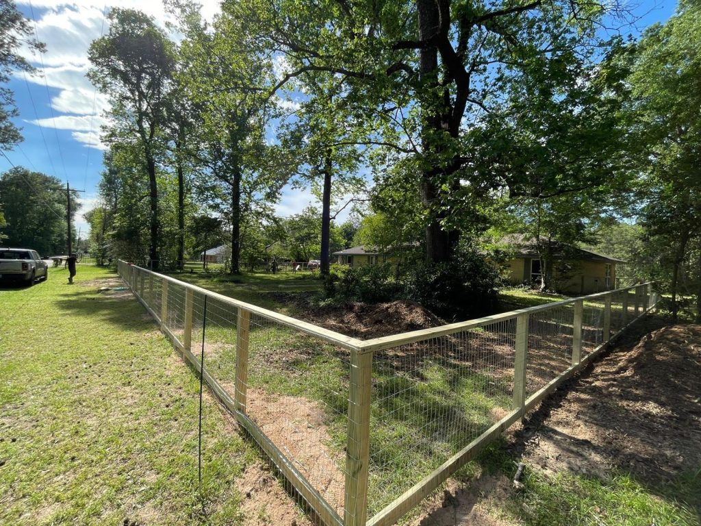 residential-fence-installation-wood-wire-houston-yard - Mustang Fencing and Gates