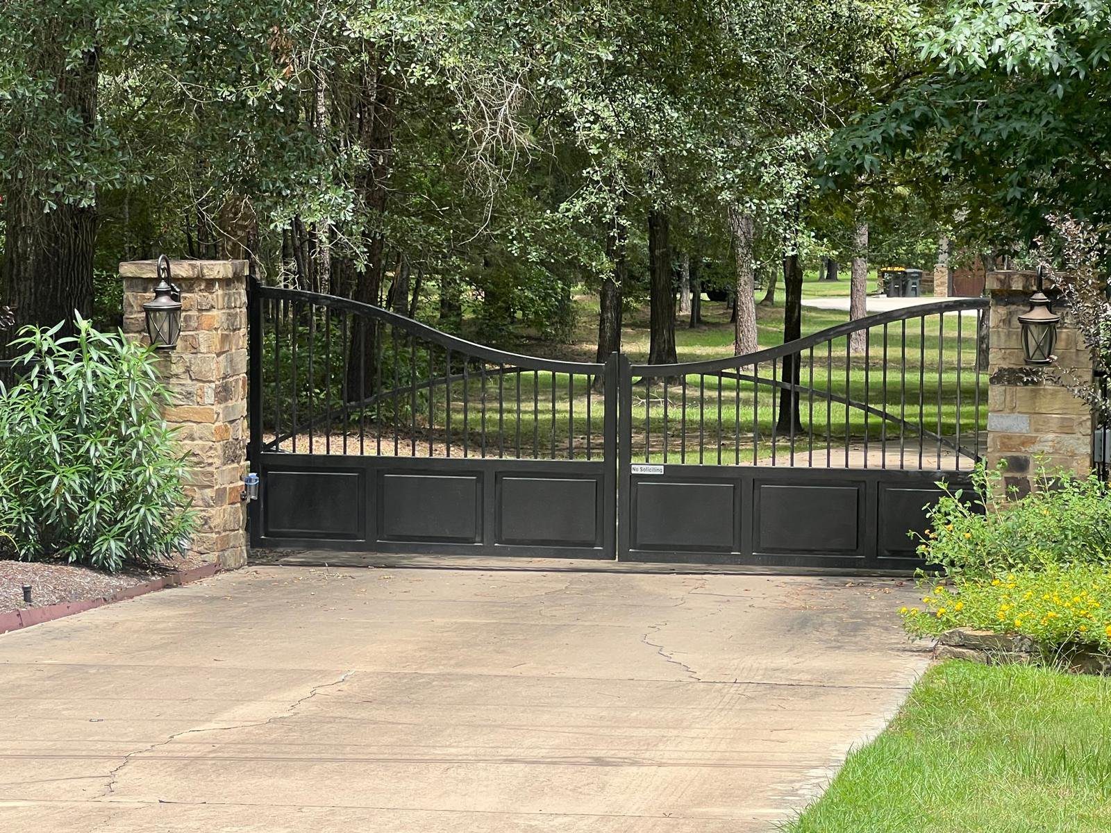 residential-gate-fence-installation-houston - Mustang Fencing and Gates Fence and gate installation by Mustang Fencing