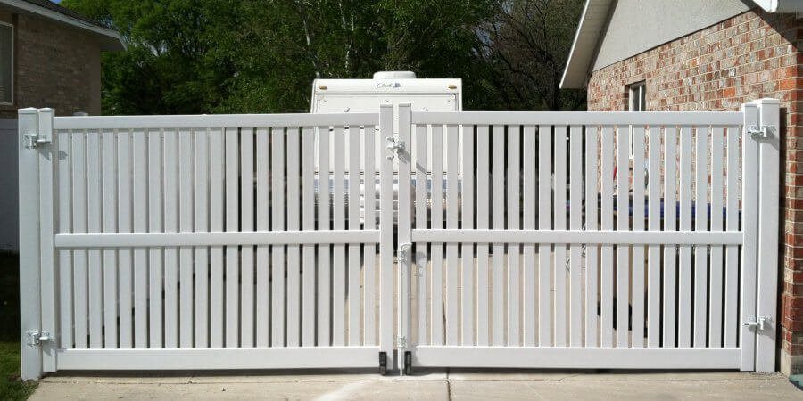 vinyl-fence-installation-residential-houston-gate - Mustang Fencing and Gates