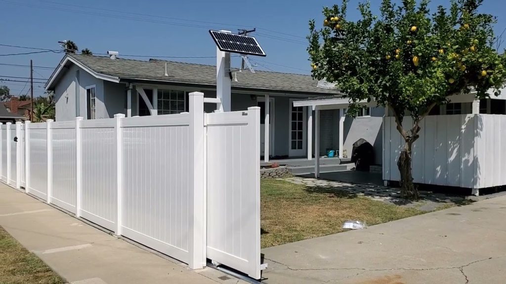vinyl-fence-installation-residential-houston-house-yard - Mustang Fencing and Gates
